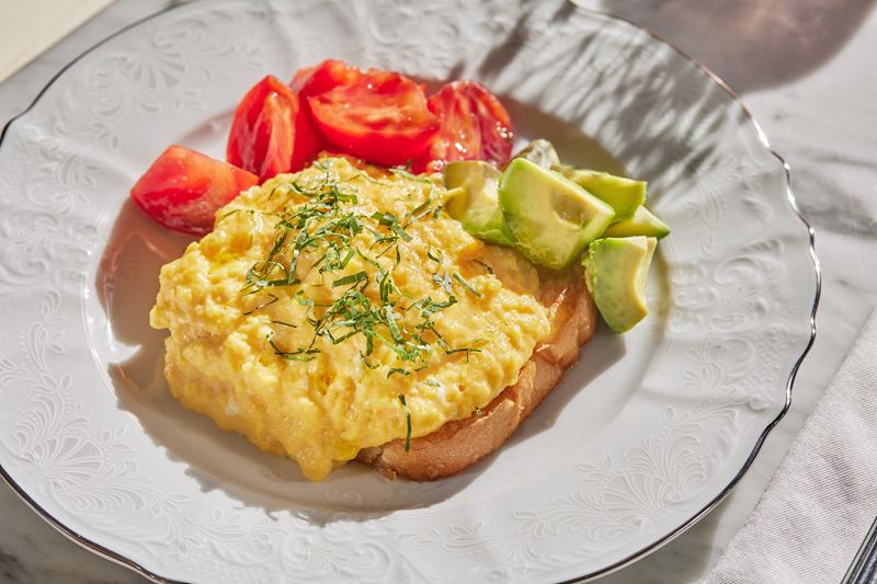 Блюда с яйцами на завтрак - Скрэмбл (с томатами и авокадо, крабом или лососем)