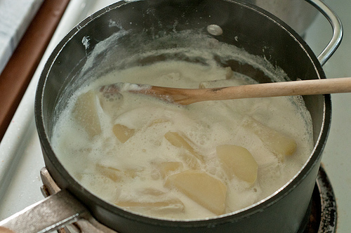 Как приготовить картофельное пюре вкусным - Картошка варится в молоке 