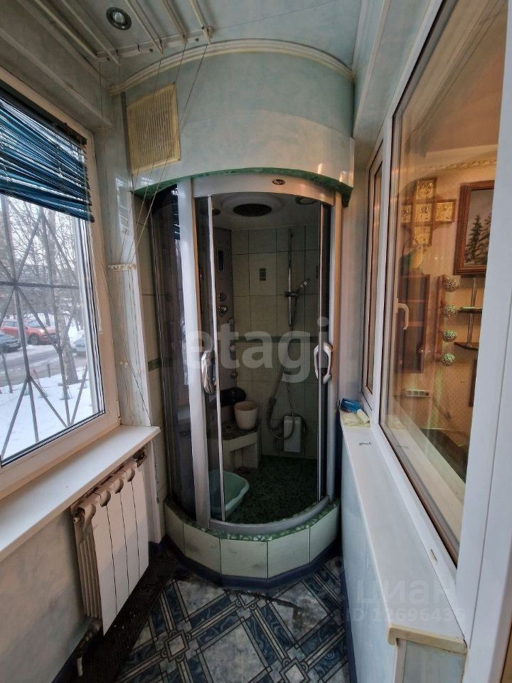 Квартира в Москве за 10 млн. рублей с душевой на балконе - Душевая кабина на балконе