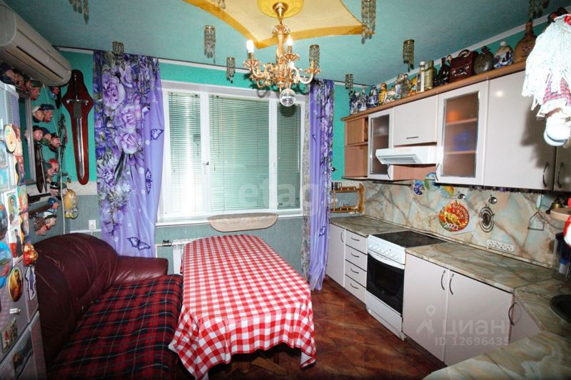 Квартира в Москве за 10 млн. рублей с душевой на балконе - Интерьер кухни с минимализмом