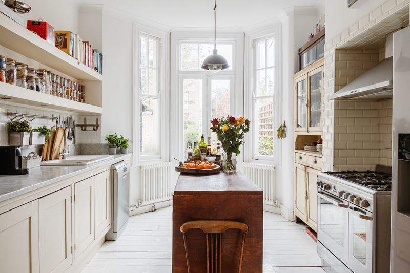 Красивый интерьер старого дома в Лондоне - Стильная и светлая кухня